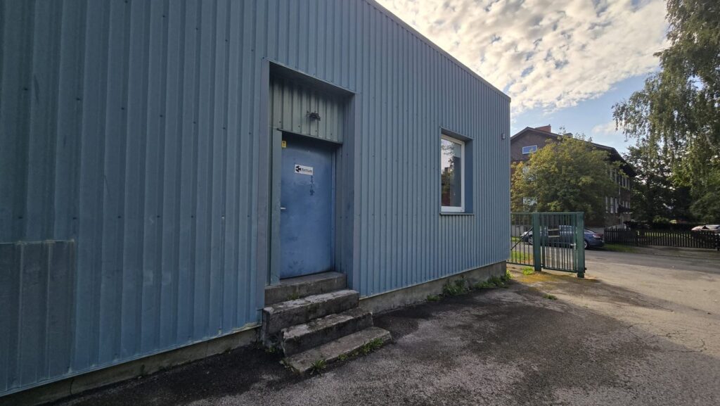 Rettumi töökoja sissepääs ja parkla, Nisu tn 2 Tallinn